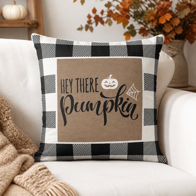 Almofada Ei Lá Abóbora Halloween Xadrez de Búfalo em Lona (Cozy up your home for autumn with this rustic “Hey There Pumpkin” Halloween throw pillow.)