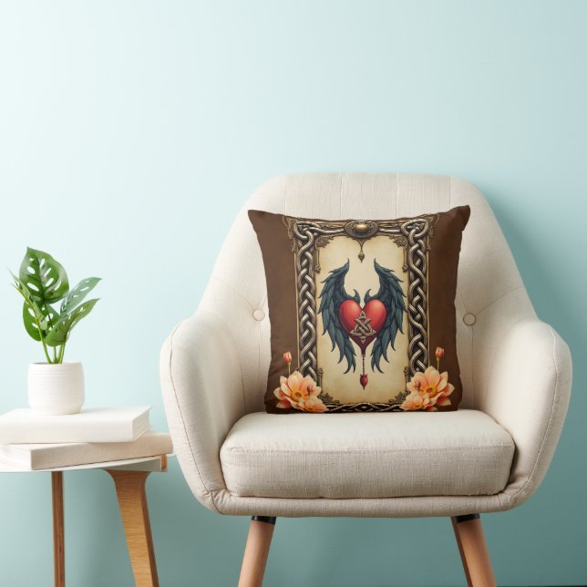 Almofada Elegância celta com um coração e asas.  (Cadeira)