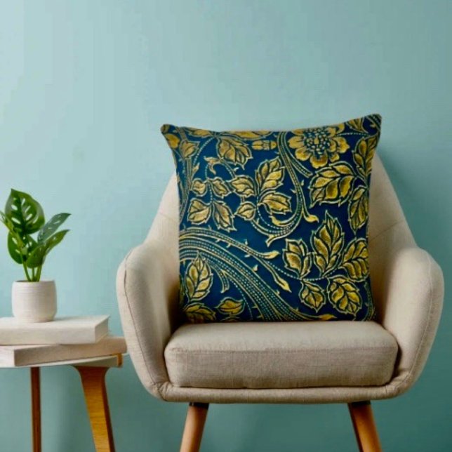 Almofada Elegância Flor de Ouro (Throw Pillow 100% polyester heavyweight stretch material. Hidden zipper Made in the USA.
)