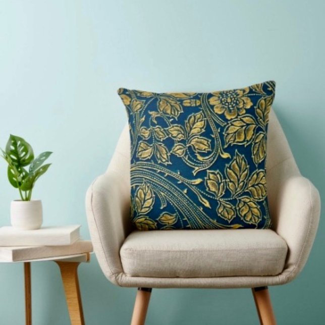 Almofada Elegância Flor de Ouro (Cozy throw pillow that reminds Mom she’s loved—perfect Mother’s Day home accent.)