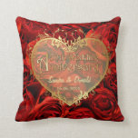 Almofada Elegância rosa vermelha - 50º Aniversário de Casam<br><div class="desc">As rosas vermelhas são um símbolo eterno de amor e paixão. Personalizar o nome e o texto da data. A parte traseira do travesseiro tem um padrão de rosa vermelha correspondente.</div>