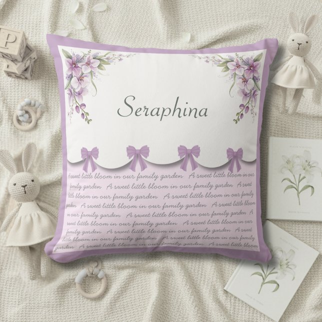 Almofada Elegante Berçário Roxo de Menina Bebê Lavanda (Purple botanicals, sweet coquette bows, and an elegant repeating script )