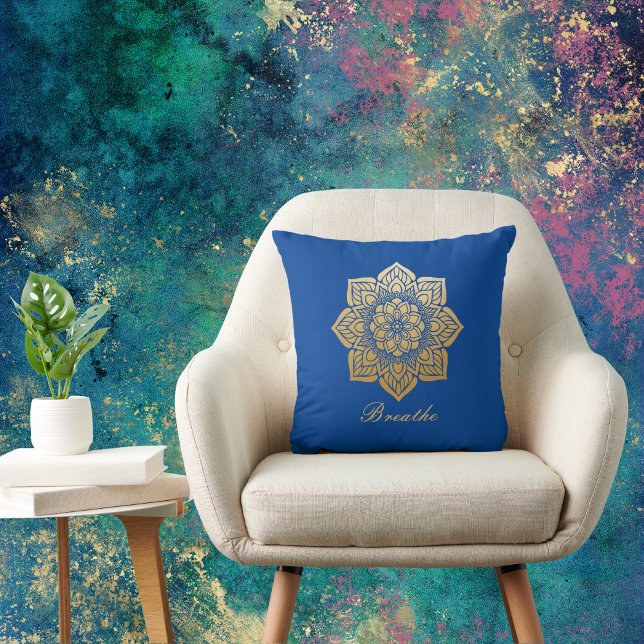 Almofada Elegante Breathe Deep Royal Blue e Dourado Mandala (Criador carregado)