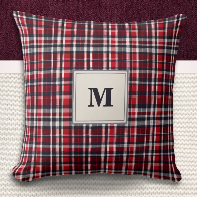 Almofada Elegante Tartan Check Patterned Na moda Monogramed (A stylish monogrammed throw pillow with red, charcoal and cream tartan pattern)