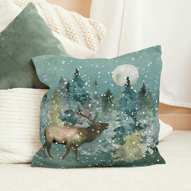 Almofada Elk Majestoso na Floresta com Lua Cheia e Neve (Majestic Elk in Forest Full Moon Snowfall Christmas Throw Pillow)