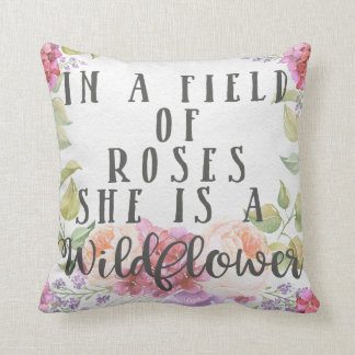 Almofada Em um campo dos rosas é um travesseiro do