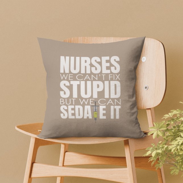 Almofada Enfermeira Engraçada Não Podemos Ajustado Estúpido (Nurses can’t fix stupid, but we can sedate it – a perfect touch of humor for your home decor.)
