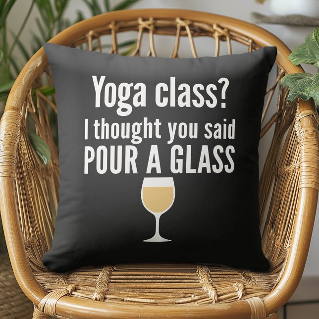 Almofada Engraçada Citação de Vinho - Classe de Yoga? Puxe  (Funny Wine Pillow)
