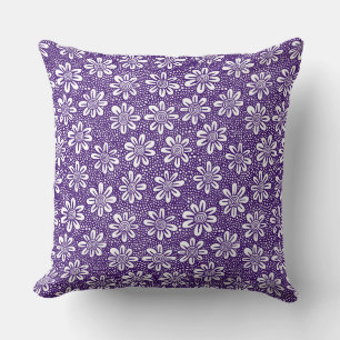 Almofada Entregue o roxo tirado do teste padrão de flor