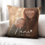 Almofada Escrita manuscrita de Nana no último ano com foto<br><div class="desc">Travesseiro decorativo com o texto "Nana" em uma fonte de script de estilo manuscrito com um pouco de coração no final e no ano de teste abaixo como uma cobertura branca sobre sua foto.</div>
