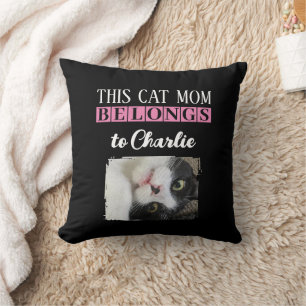 Almofada Esta mãe de gato pertence ao nome foto rosa-preto