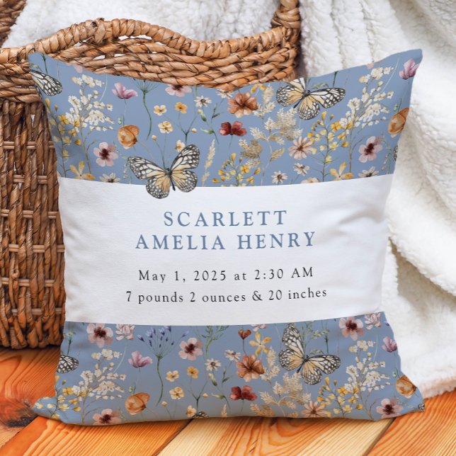 Almofada Estatísticas de Bebê de Flor Silvestre Boêmio Azul (Dusty Blue Boho Wildflower Baby Stats Throw Pillow with Butterflies by Painted Paperie
)