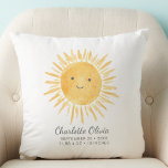 Almofada Estatísticas personalizadas de nascimentos de sol<br><div class="desc">Este lindo travesseiro de bebê apresenta um sol sorridente amarelo. Facilmente personalizável com o nome do bebê e as estatísticas de natalidade,  ele faz um presente de excelente para o berçário de um bebê. Original Watercolor © Michele Davies.</div>