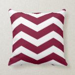 Almofada Estirpes Crevônicas Modernas em Vermelho e Branco<br><div class="desc">Tiras de Chevron Modernas em Vermelho e Branco de Cranberry. Escolha um travesseiro coordenador em minhas coleções de cores em www.zazzle.com/anytownart*</div>