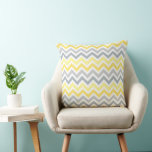 Almofada Estirpes de Cavalo Amarelo e Cinza Moderno<br><div class="desc">design na moda e travesseiro de sotaque quadrado chic apresentam um padrão riscado chevron em negrito e sombras ombrias de limão a amarelo sol / cinza leve a média e branco</div>