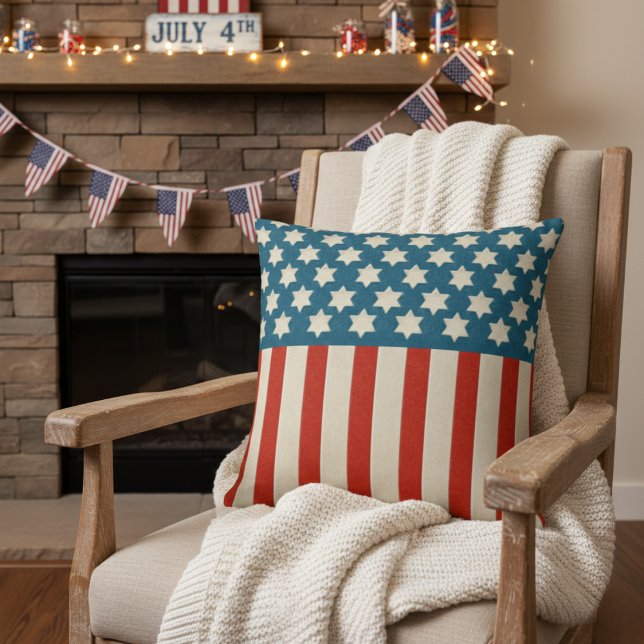 Almofada Estrelas e faixas de bandeira retrô-americanas da  (Vintage Retro American Flag Stars and Stripes Throw Pillow)