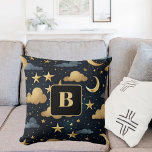 Almofada Estrelas monograma do padrão celestrial de ouro az<br><div class="desc">Fundo azul escuro,  decorado com nuvens,  estrelas ouros e luas. Personalize e adicione a letra do monograma do bebê.</div>