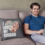 Almofada Eu Amo O Meu Presente De Foto Namorada Do Namorado<br><div class="desc">Traga humor e coração junto com o nosso Travesseiro decorativo de Namorado de Foto Engraçado 'I Love My Cougar'. Esta design engraçada faz um presente ideal, seja seu aniversário, um aniversário, e é perfeita para qualquer namorado que seja namorando de uma mulher mais velha. Surpreenda-o com um presente que vai...</div>