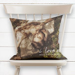 Almofada Eu Amo Os Nomes De Fotografias Do Casal<br><div class="desc">Uma bela maneira de celebrar o seu relacionamento, este design de travesseiro de fotografia mostra 'eu amo-nos' em uma camada de roteiros com letras brancas na parte inferior direita, seguida dos seus nomes. Para personalizar, substitua por sua foto e edite o campo de nomes. Nota: será melhor usar uma imagem...</div>