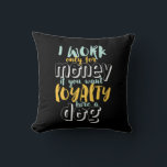 Almofada Eu Trabalho Para O Dinheiro Engraçado, Cota De Lea<br><div class="desc">Eu trabalho por dinheiro. Se você quer lealdade, contrate um cachorro. Engraçado e sarcástico design sobre lealdade e ser leal a alguém que merece isso. Uma mercadoria legal e humorística para nos lembrar a realidade de trabalhar para uma empresa. Perfeito para celebrar o Dia Nacional da Lealdade se você ama...</div>