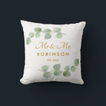 Almofada Eucalyptus Dourado Script Sr. e Sra. Wedding Gift<br><div class="desc">Um delicado e elegante casamento ou aniversário de folhagem de eucalipto,  Sr. e Sra. travesseiro personalizada. Personalizar com nome e data. Fácil de personalizar. Pegue o seu hoje!</div>