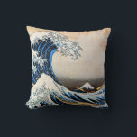 Almofada Excelente Wave, Hokusai, Ukiyo-e<br><div class="desc">Katsushika Hokusai (outubro ou novembro de 1760 - 10 de maio de 1849) era uma artista japonesa, pintor ukiyo-e e cineasta do período Edo. Na sua época, ele era o principal especialista japonês em pintura chinesa. Nascer em Edo (agora Tóquio), Hokusai é mais conhecido como autor da série impressão de...</div>