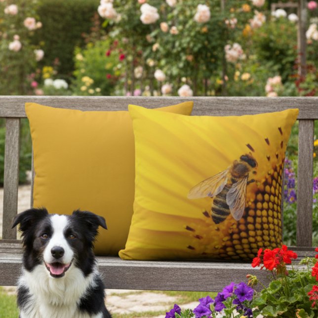 Almofada externa de girassol e abelha amarela 16x1 (Yellow outdoor pillow for beekeepers and bee lovers.)