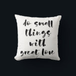 Almofada Faça coisas pequenas com o travesseiro de excelent<br><div class="desc">Faça coisas pequenas com amor excelente: uma citação inspiradora para viver.</div>