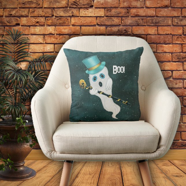 Almofada Fantasma Bonito Flutuando no Céu Caveira Azul Chap (Ghost silly face in top hat with skull cane floating in night sky with stars on Halloween pillow.)