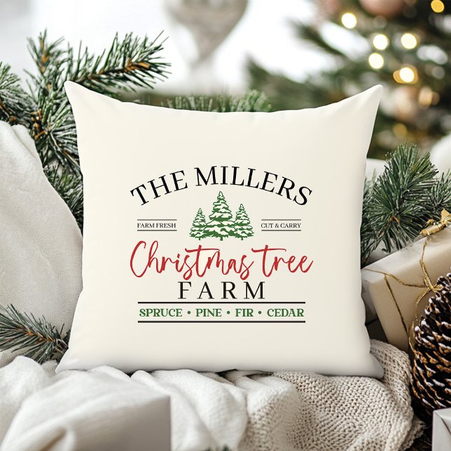 Almofada Fazenda de Árvore de Natal (Christmas Tree Farm Throw Pillow with Custom Family Name)