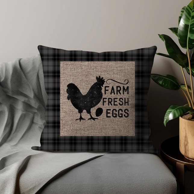 Almofada Fazenda Negra Cinza Ovos Frescos (Black checkered, burlap, and chicken, "Farm fresh eggs" decorator pillow.)