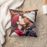 Almofada Feliz dia de os namorados Personalizado Fotografia<br><div class="desc">Adicione sua foto favorita de você e seu parceiro a este travesseiro romântico na área de personalização. Você também pode adicionar um "cartões de natal,  seus nomes e a data." Bonito presente romântico para Dia de os namorados,  aniversário ou casamento.</div>