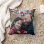 Almofada Feliz Dia dos Namorados Foto & Nomes Personalizado<br><div class="desc">Adicione sua foto favorita de você e seu parceiro neste quebra-cabeça romântico na área de personalização. Você também pode adicionar um "cumprimento de feriado,  seus nomes e a data". Presente doce e romântico para o Dia dos Namorados,  aniversário ou casamento.</div>