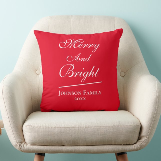 Almofada Feliz E Bright Script Chic Red Christmas ("Merry And Bright' cheerful chic red Christmas throw pillow.)
