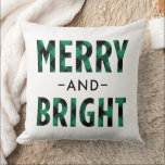 Almofada Feliz e Xadrez Verde Moderno Brin<br><div class="desc">O travesseiro decorativo natalício sazonal apresenta a design de tipografia moderna "Feliz e Brilho",  com padrão em um teste / xadrez de búfalos verde e preto rústico. Um padrão coordenado de verificação de búfalos se veste na parte de trás do design travesseiro.</div>
