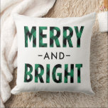 Almofada Feliz e Xadrez Verde Moderno Brin<br><div class="desc">O travesseiro decorativo natalício sazonal apresenta a design de tipografia moderna "Feliz e Brilho",  com padrão em um teste / xadrez de búfalos verde e preto rústico. Um padrão coordenado de verificação de búfalos se veste na parte de trás do design travesseiro.</div>