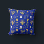 Almofada Feliz Feriado Judaico Hanukkah<br><div class="desc">Um elegante e feliz padrão Hanukkah de símbolos judeus da menorah,  estrela de David,  rolando,  em ouro sobre fundo azul escuro. Um presente de na moda para amigos e família judeus nesta temporada de férias.</div>