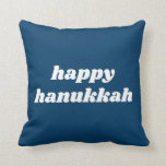 Almofada Feliz Hanukkah Simple Retro Typografia Azul<br><div class="desc">Feliz Hanukkah! Design de texto de tipografia retrô simples em branco e azul.</div>