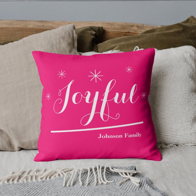 Almofada Feliz Natal Feliz Nome Personalizado da Família (Add some Joyful spice to the holidays with these hot pink throw pillows.)
