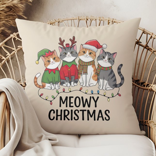 Almofada Feliz Natal Meowy Gatos Divertidos - Férias Fofo  (Meowy Christmas Funny Cats - Cute Holiday Throw Pillow in a boho rattan armchair.)