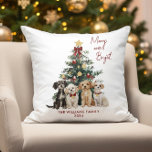 Almofada Feliz personalizada e cães brilhantes Natal<br><div class="desc">Cães de aquarela bonitos e caprichosos travesseiro de Natal é uma forma festiva de celebrar cartões de natal para amigos e familiares. Personalize com seus nomes e saudações personalizados.</div>