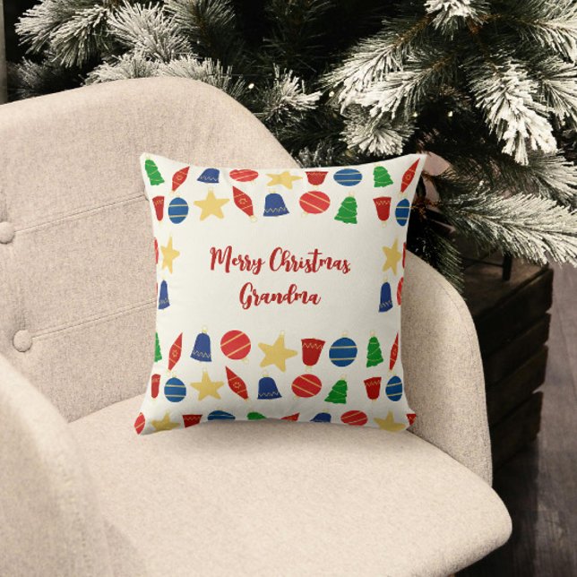 Almofada Feliz Vintage - Ornamentos de Feriado (Cute retro Christmas pillow with vintage red, blue, gold and green Christmas ornaments)
