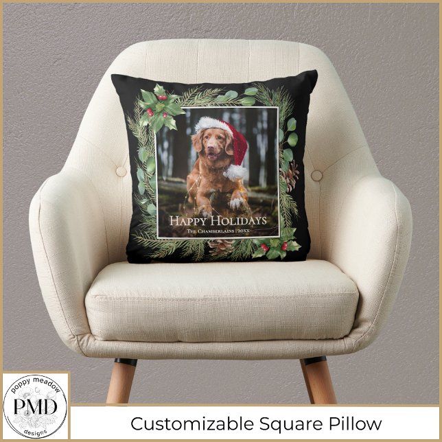 Almofada Felizes Festas Pet Foto Coroa Verde  (Happy Holidays Pet Photo Wreath Greenery Botanical Throw Pillow with Your Name, Year, Photo.)