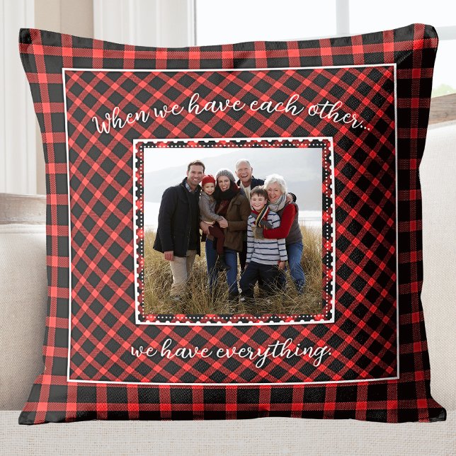 Almofada Feriado da Xadrez Red Buffalo da Família (Family Photo Red Buffalo Plaid Holiday Throw Pillow
)