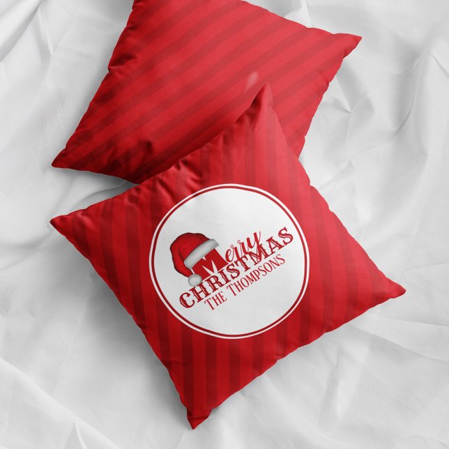Almofada Feriado das Tendências do Papai Noel Branco Bonito (Red striped Merry Christmas pillow with Santa hat and personalized family name festive holiday decor)