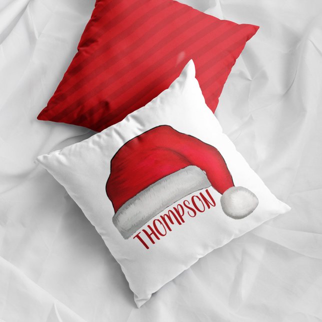 Almofada Feriado de Natal Gelado do Papai Noel (Personalized Santa hat Christmas pillow with custom family name festive holiday home decor accent.)