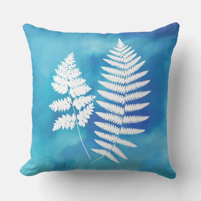 Almofada Fern Frond, branco em um fundo azul de aquarela (Frente)