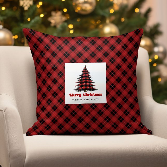 Almofada Festive Cottage Buffalo Plaid Name Throw Pillow (Festive Cottage Buffalo Plaid Name Throw Pillow)