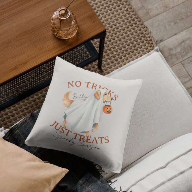 Almofada Figurino Fantasma Ouro de Cachorro Retriever Spook (Elevate your fall home decor with this Ghost Costume Golden Retriever Spooky Season throw pillow!)