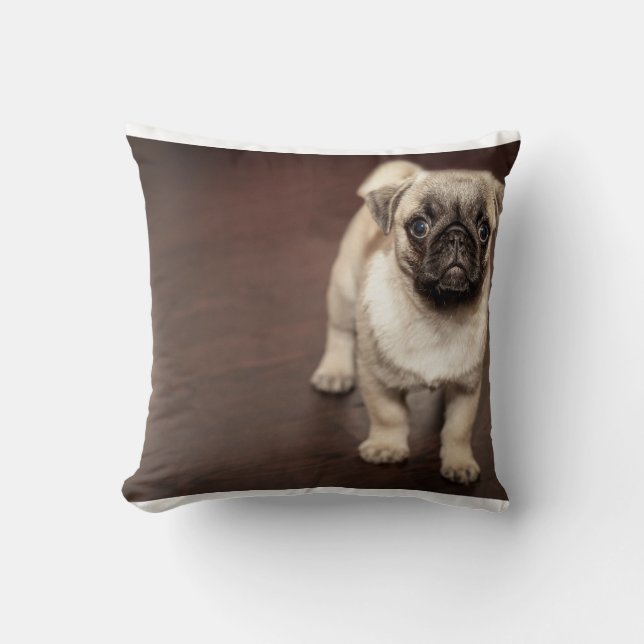 Almofada filhote de pug em sépia (Frente)